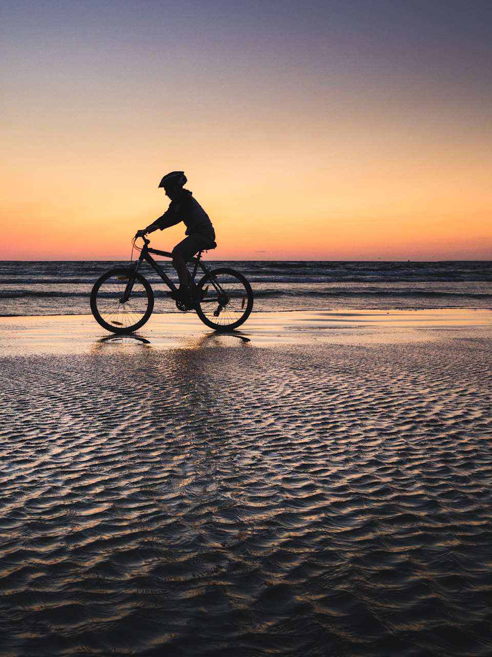 Eine Radtour bei Sonnenuntergang muss jeder auf Rügen einmal erleben © icephotography - stock.adobe.com