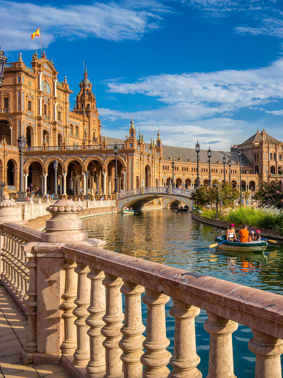 Ruderboote auf dem Wasserkanal Plaza de Espana, Sevilla, Andalusien, Spanien