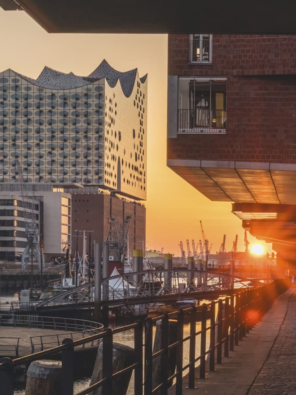 Der Sandtorhafen und die Elbphilharmonie in Hamburg bei Sonnenuntergang.