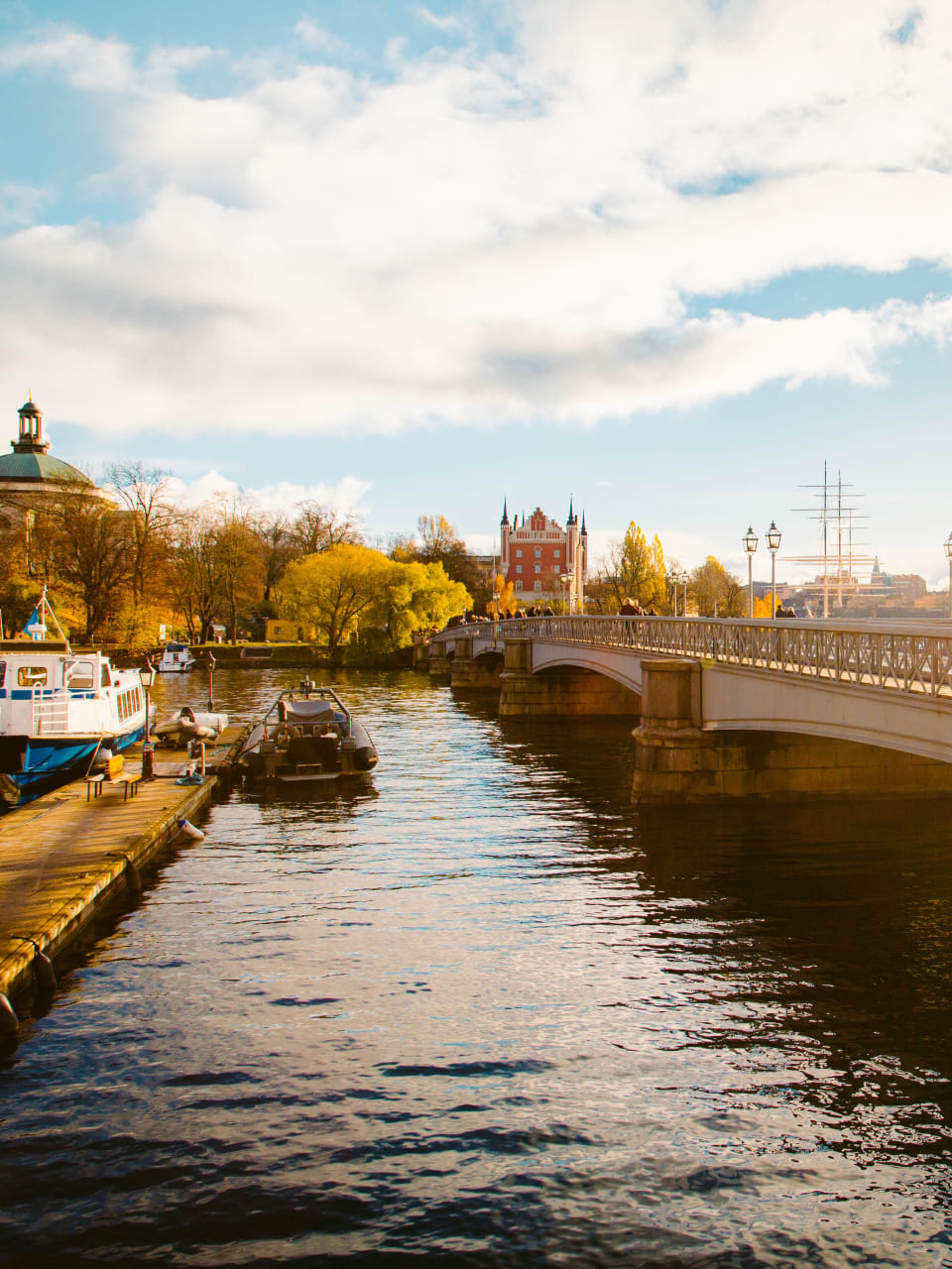 Boote neben einer langen Brücke