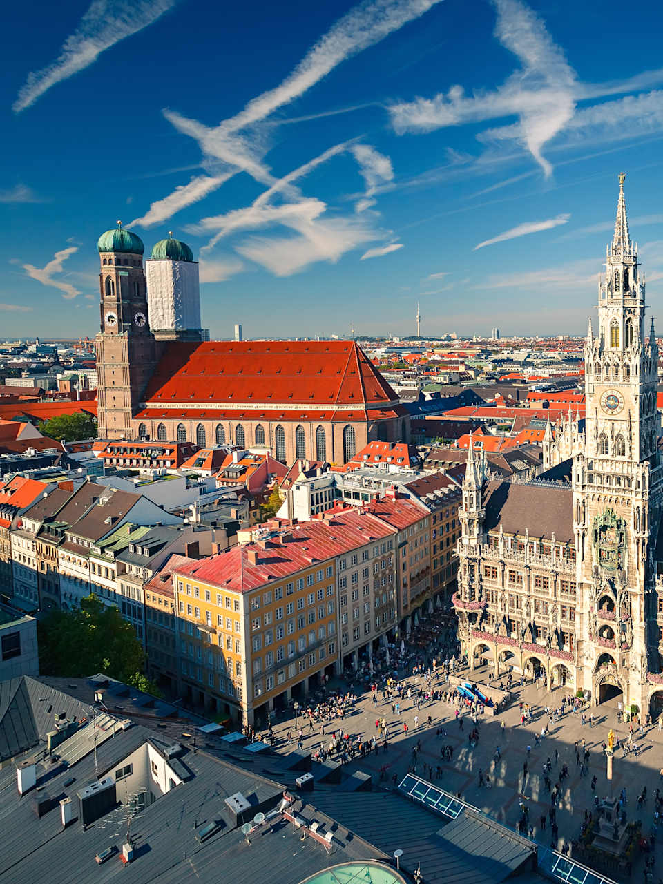 Luftbild von München mit Rathaus und Kirche