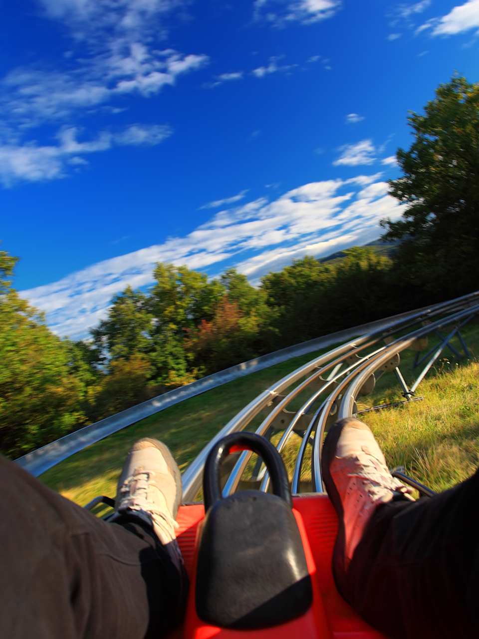 Mit Adrenalin auf der Sommerrodelbahn in das Tal schießen © Zsolt Biczó - stock.adobe.com