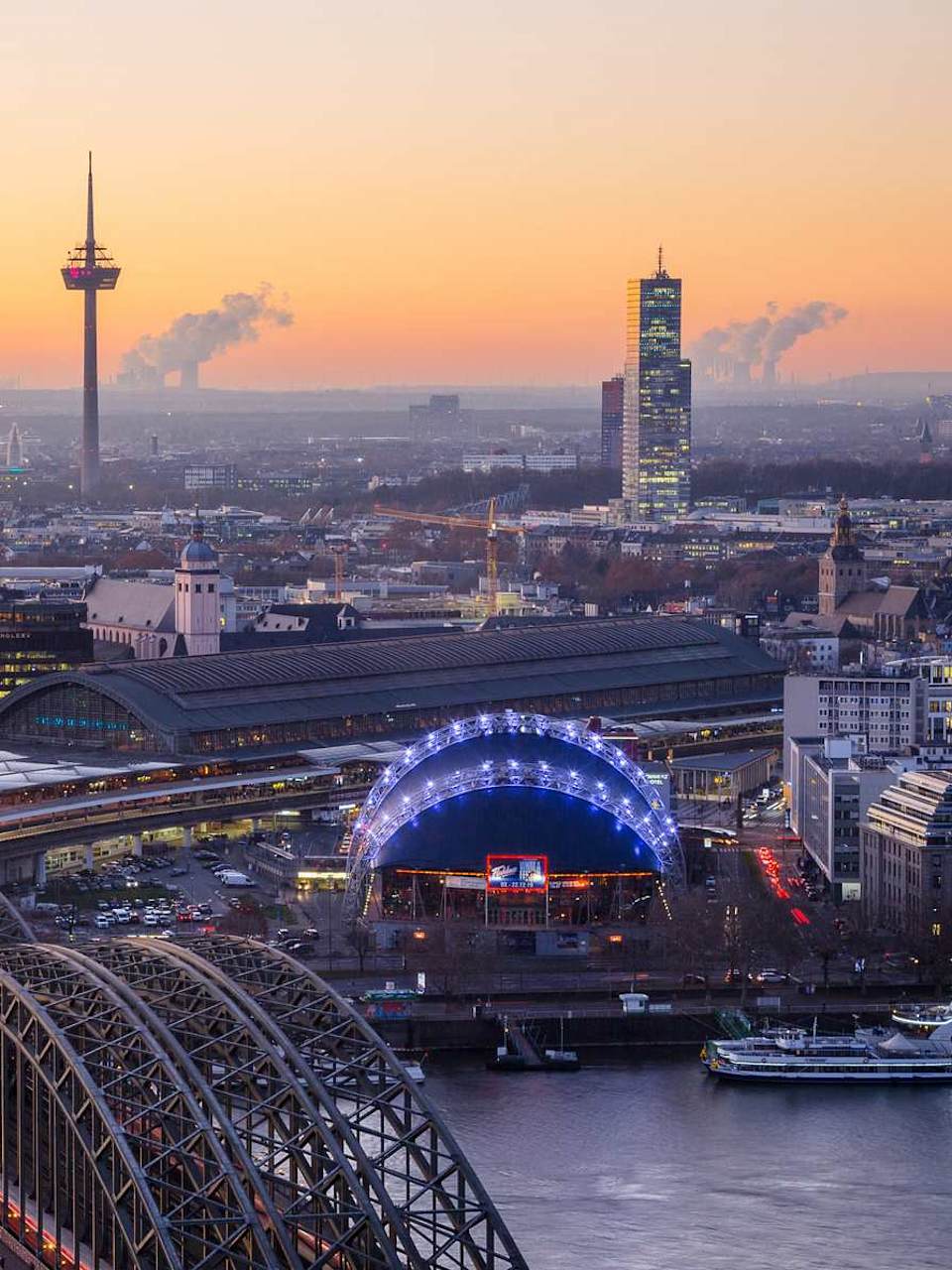 Sonnenuntergang über Köln, Deutschland.