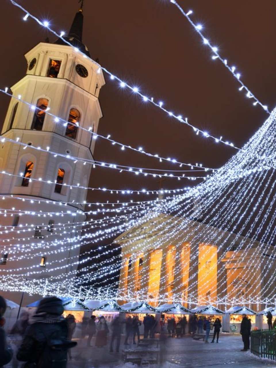 Vilnius ist bekannt für sein Lichtermeer im Advent. © istock/flavijus