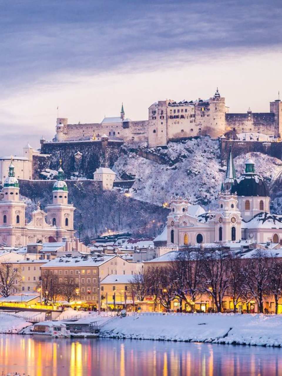 Die Salzburger Altstadt bietet die perfekte Kulisse für Winterromantik. © istock/bluejayphoto