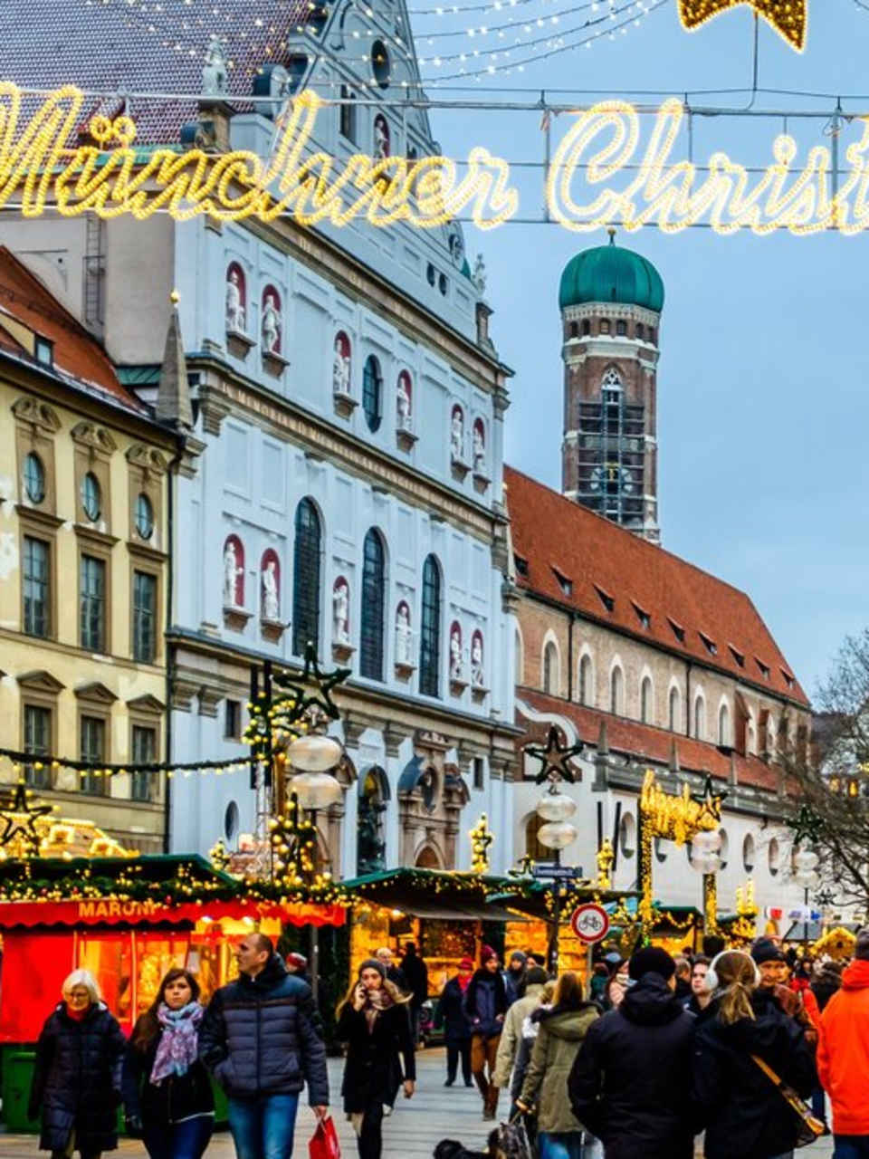 In München findest Du den größten Weihnachtsmarkt auf dem zentralen Marienplatz und entlang der Fußgängerzone. © istock/FooTToo