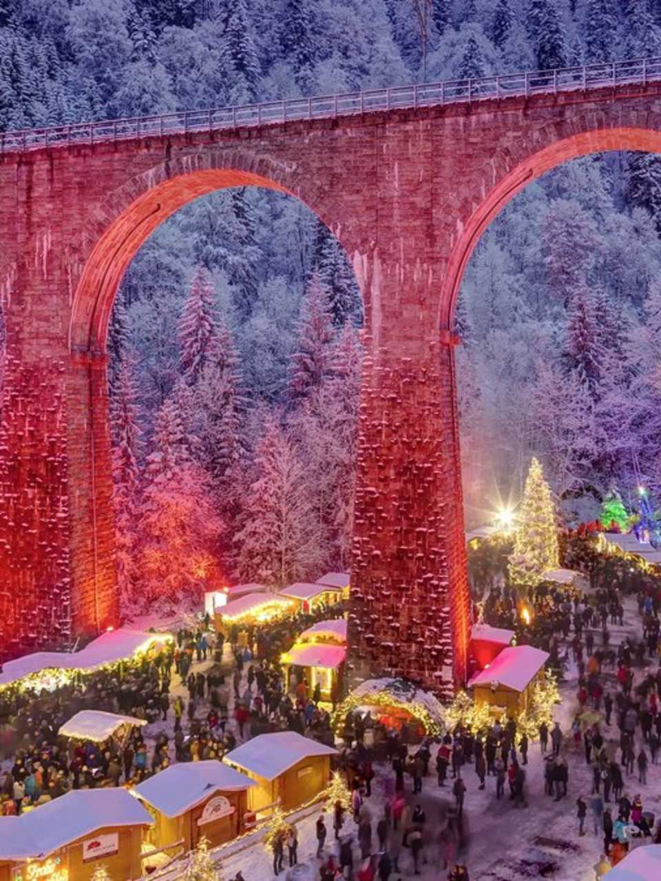 Der Weihnachtsmärkten in der Ravennaschlucht in Breitnau ist wohl einer der außergewöhnlichsten in Deutschland. © imago/Arnulf Hettrich