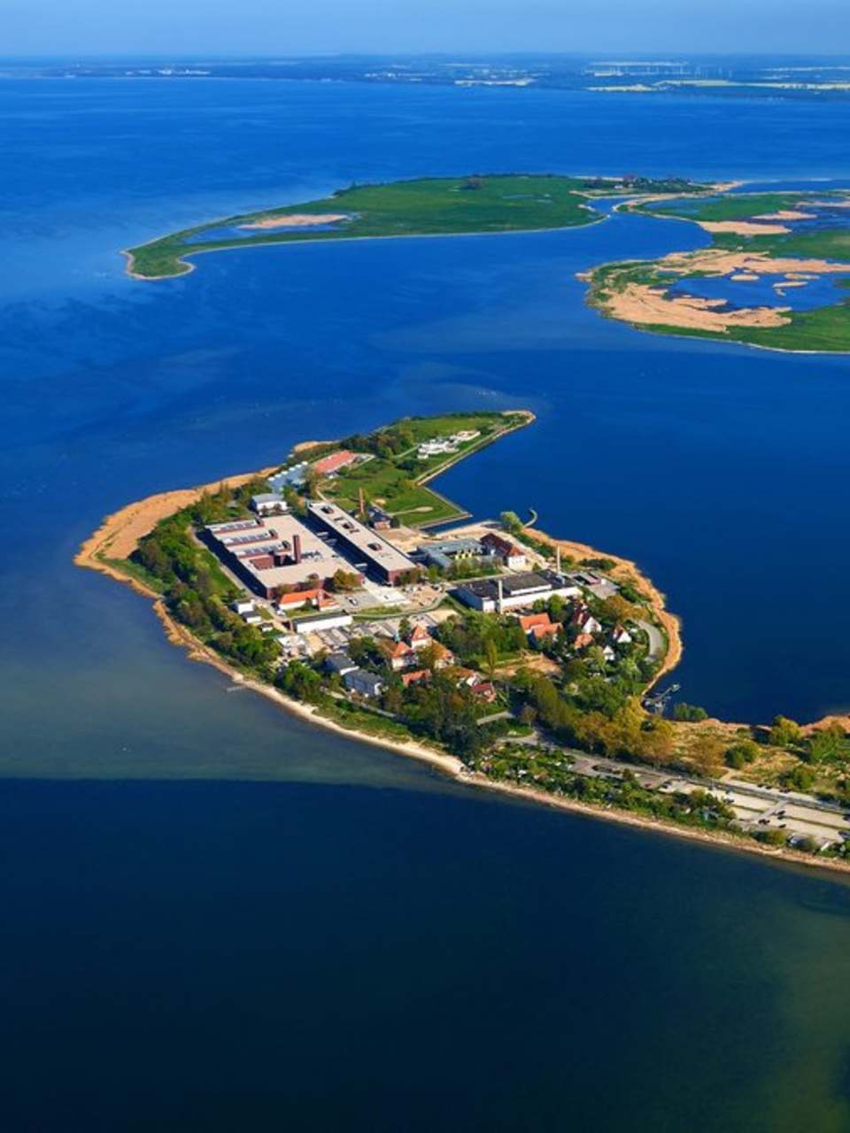 Auf Riems wird seit mehr als hundert Jahren abgeschottet an Krankheitserregern geforscht. © Stefan Dinse/Shutterstock.com