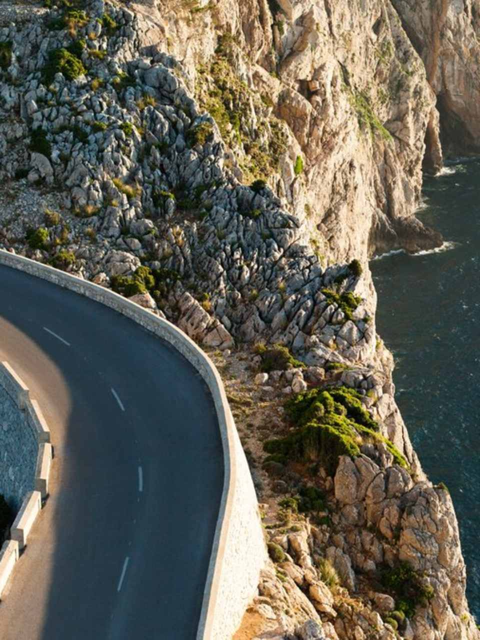Asphalt, Meer, Natur: Mit dem Motorrad über Mallorcas Straßen zu fahren, ist für viele Biker ein Traum. © romeo-f/iStock