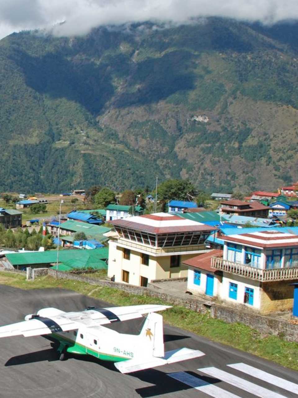 Am Tenzing-Hillary Airport zu starten oder zu landen, bedeutet Nervenkitzel pur. © Jiri Foltyn/shutterstock.com