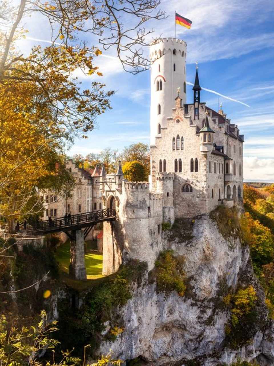 Schloss Lichtenstein ist besonders im Herbst einen Abstecher wert. © sculpies/Shutterstock.com