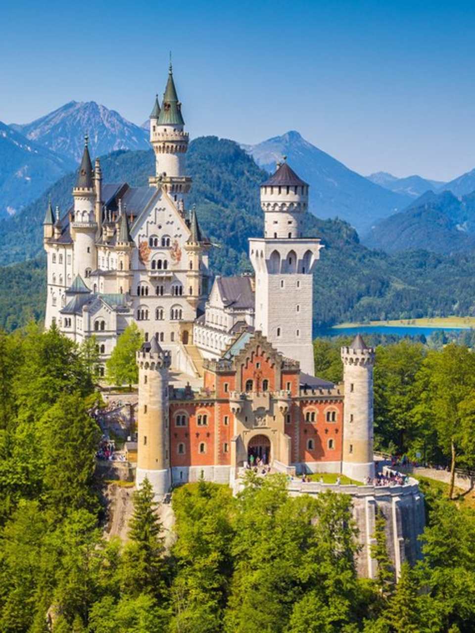 An Schloss Neuschwanstein führen mehrere Wanderwege vorbei. © canadastock/Shutterstock.com