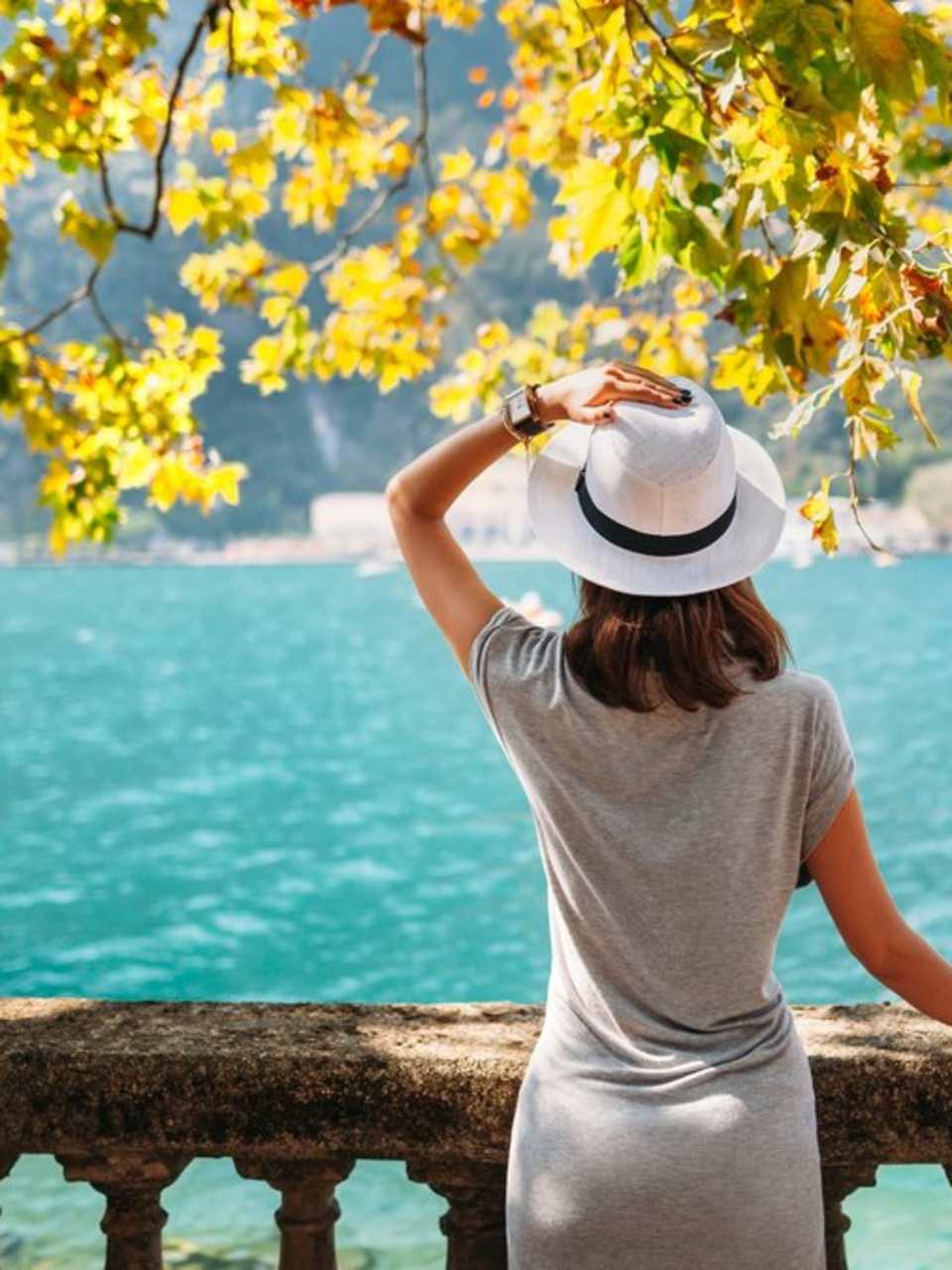 Rund um den Gardasee lässt es sich im Herbst besonders gut entspannen. © Viktor Gladkov/Shutterstock.com