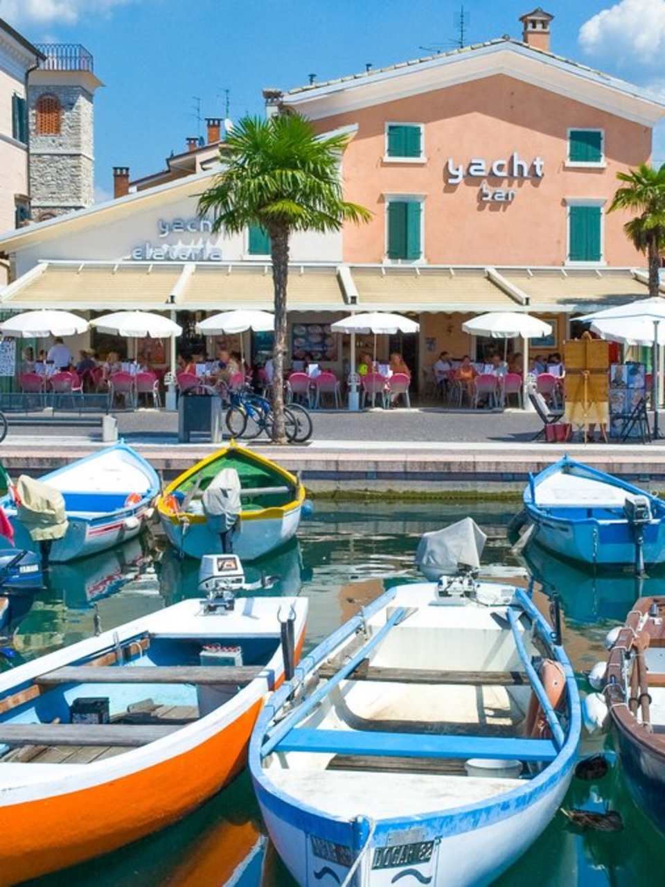 Die Hafenpromenade von Bardolino ist bei Gästen aus aller Welt beliebt. © Copyright (c) 2018 Gimas/Shutterstock.  No use without permission.