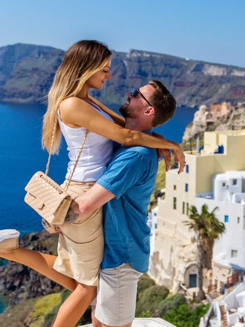 Besonders bei Paaren sind Reisen nach Santorin beliebt. © Santorines/Shutterstock.com