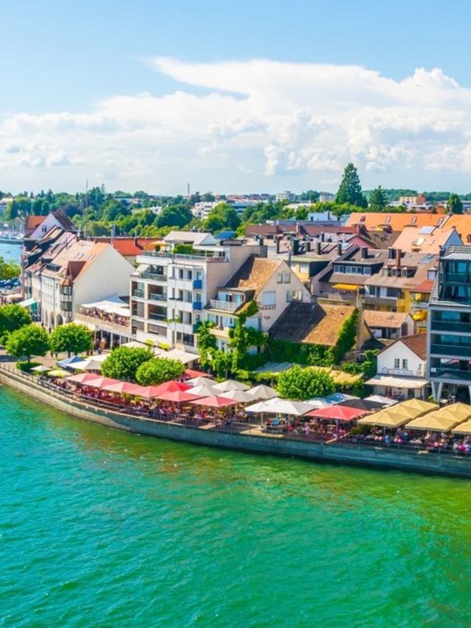 Rund um den Bodensee gibt es viele sehenswerte Dörfer und Städte, beispielsweise Friedrichshafen. © trabantos/Shutterstock.com