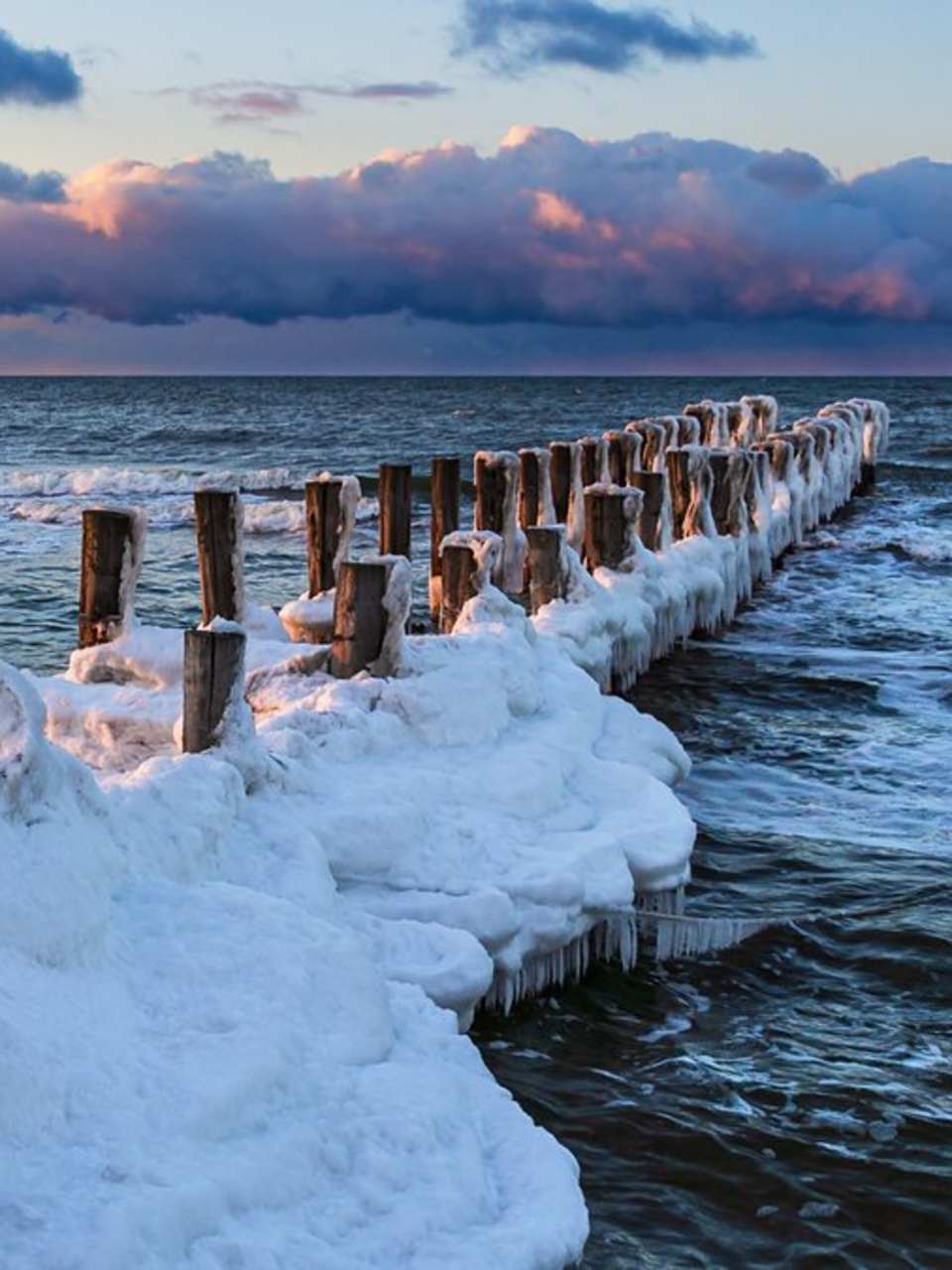 Die Ostsee begeistert auch im Winter mit vielen Aktivitäten. © ricok/Shutterstock.com