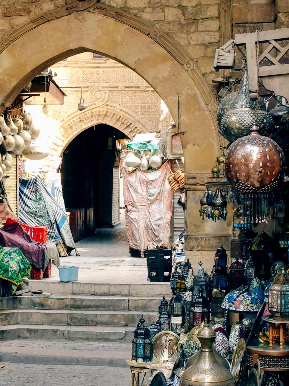 Stände auf dem Khan El-Khalili Markt in Kairo, Ägypten