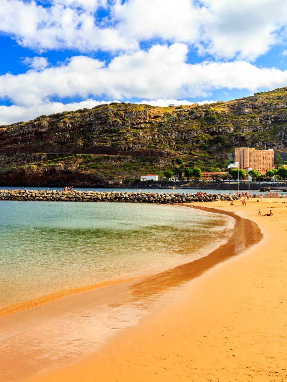 Praia de Machico, Madeira, Portugal © Adobestock/daliu
