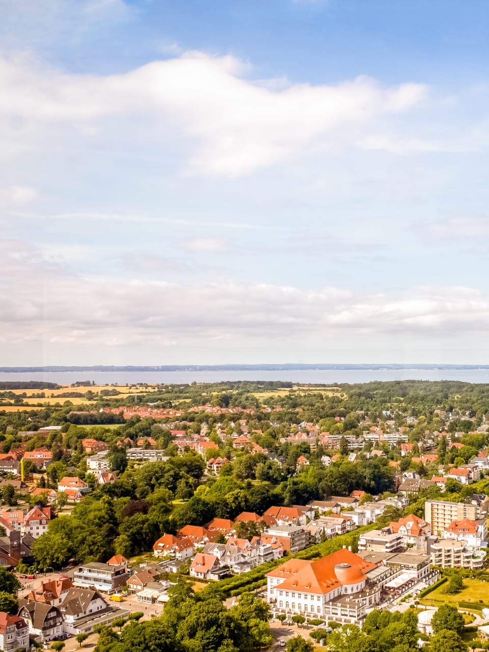 Drohnenansicht auf Travemünde in der Lübecker Bucht