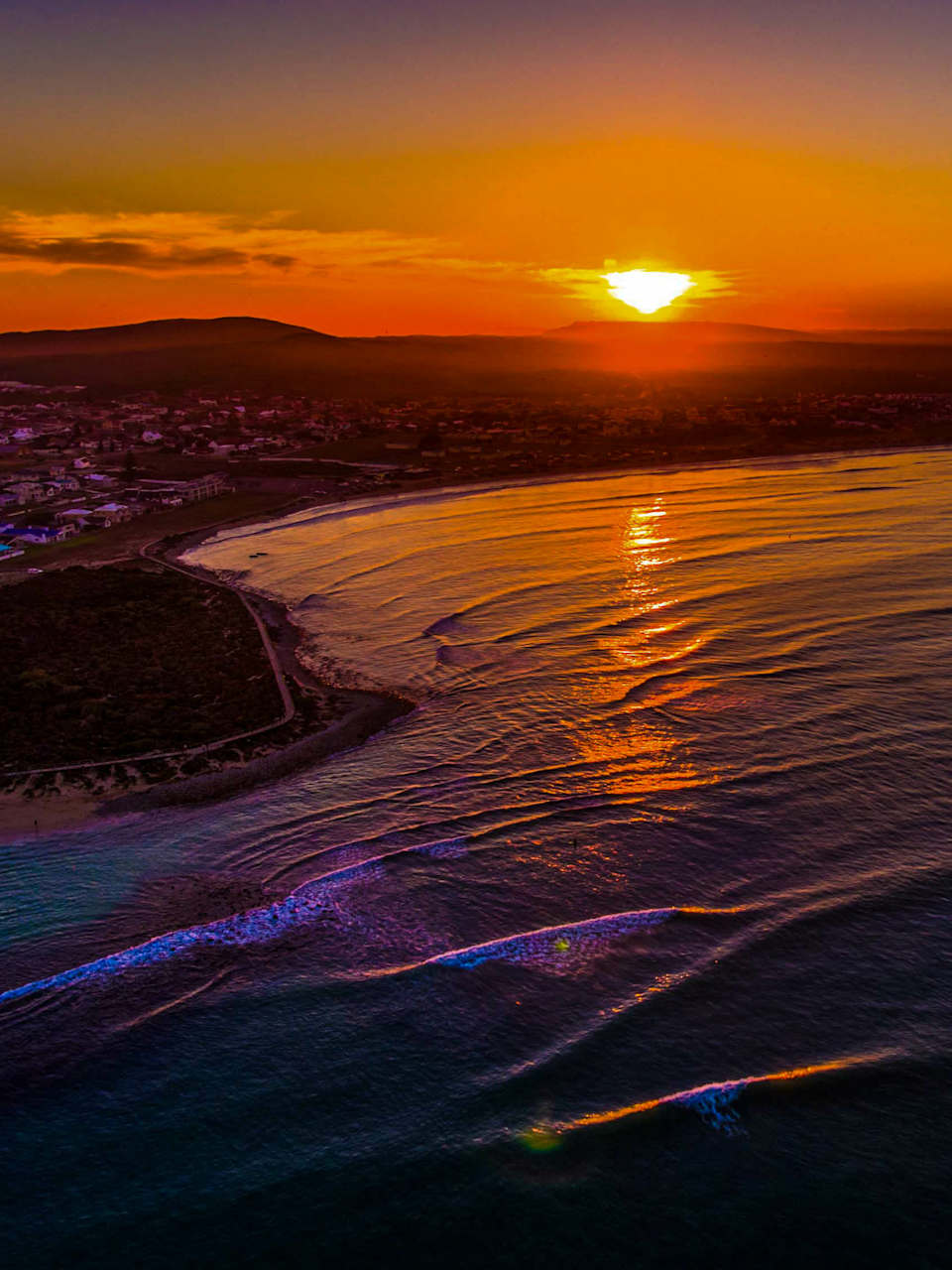 Blick auf einen Strand bei Sonnenuntergang