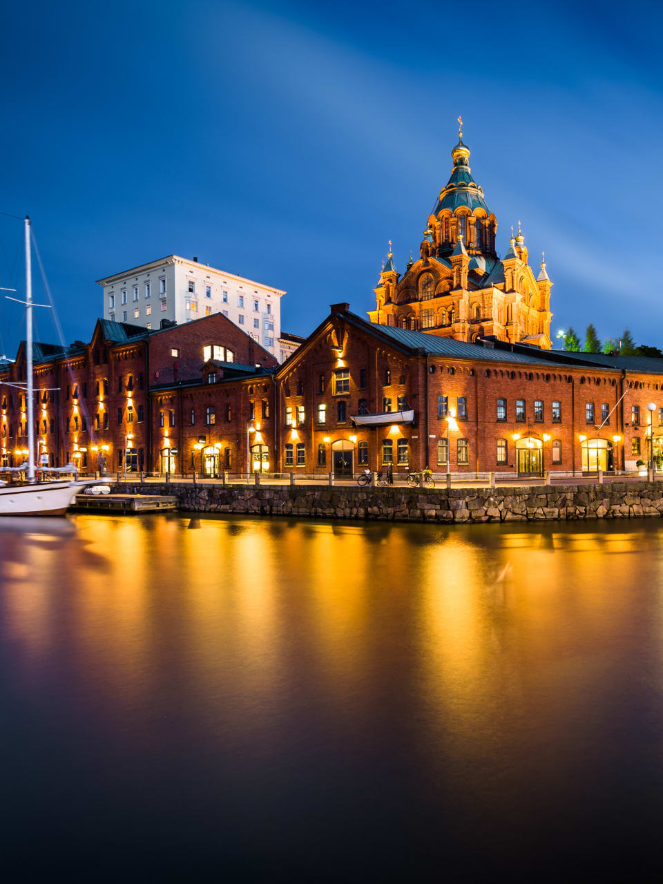 Blick auf die Insel Katajanokka mit einer Kathedrale im Hintergrund
