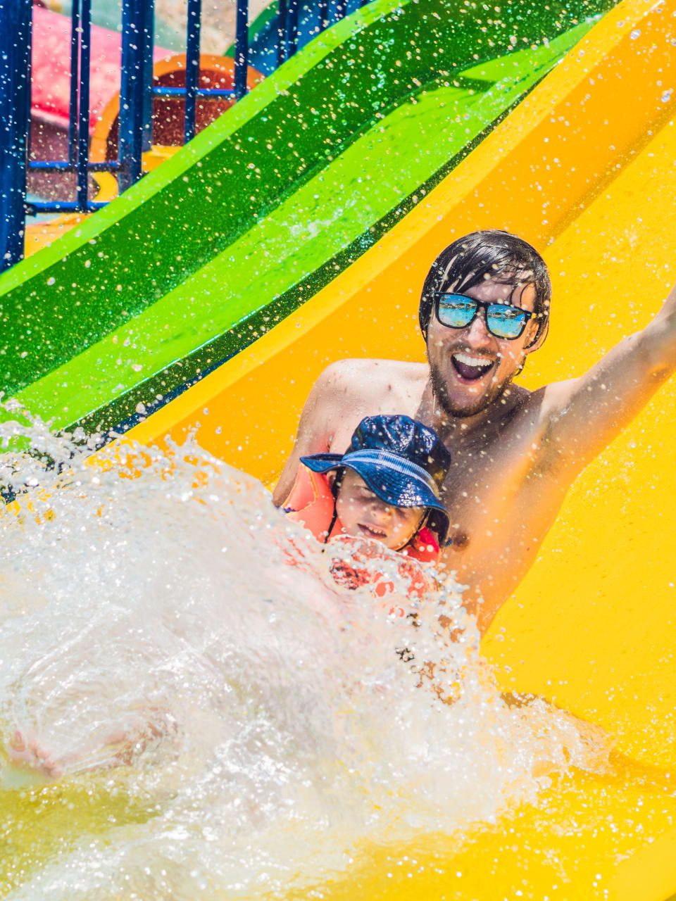 Vater und Sohn auf der Wasserrutsche © zauberblicke - stock.adobe.com