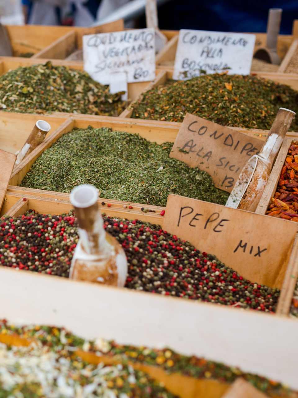 Verschiedene Gewürze auf einem Marktstand