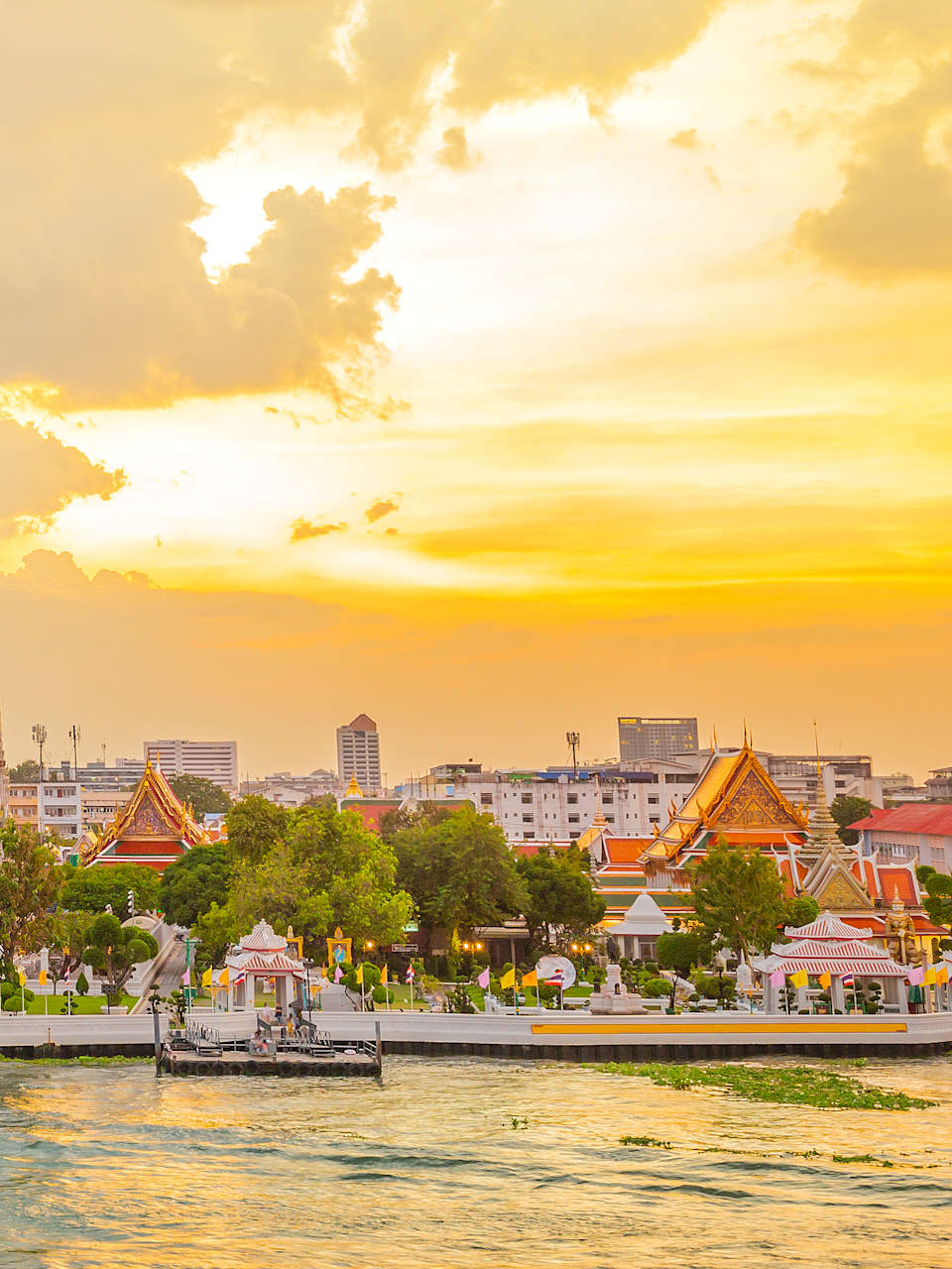 Blick über einen Fluss auf eine hohe Stupa.