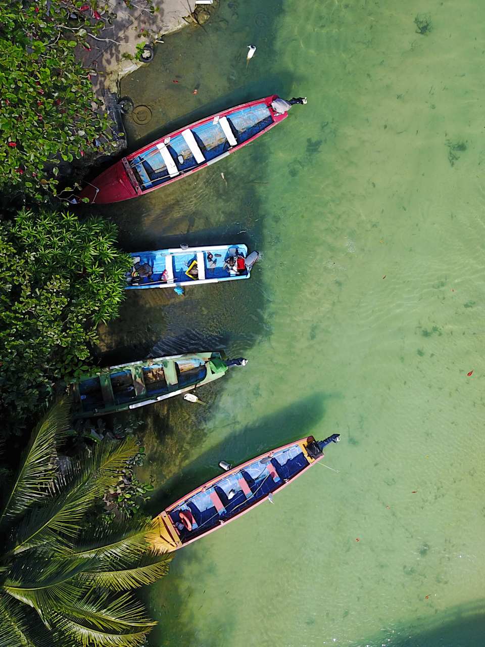 Kleine Boote auf einem Fluss.