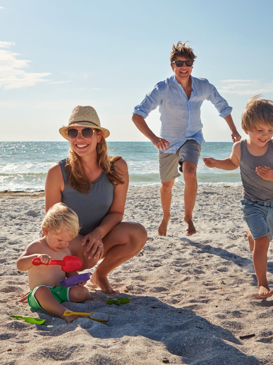 Familie hat Spaß am Strand.