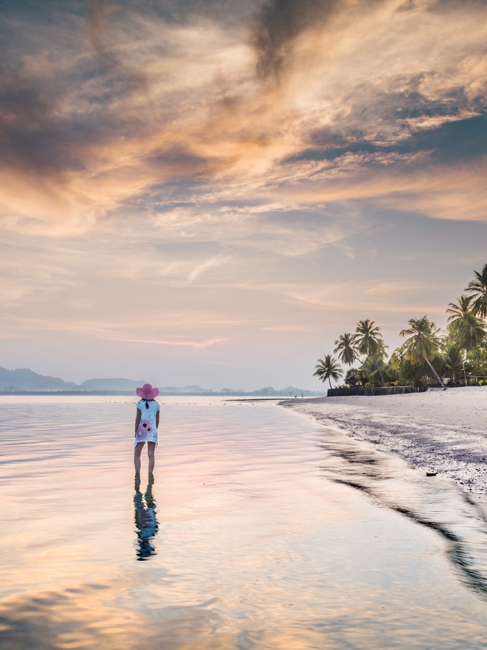 Frau am Strand von Thailand