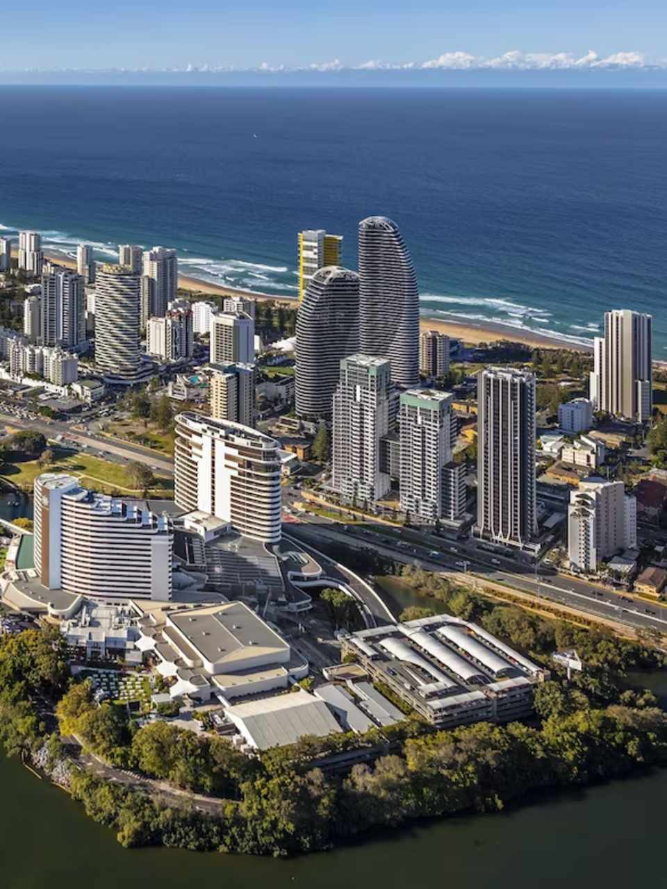 Küste Australiens mit Häusern und Hotels