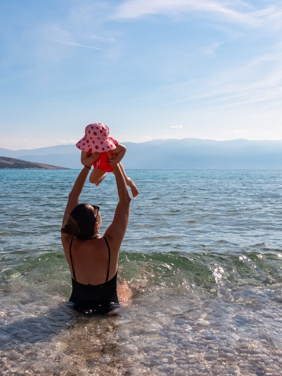 Mutter mit Kleinkind im Meer der Insel Krk, Kroatien.