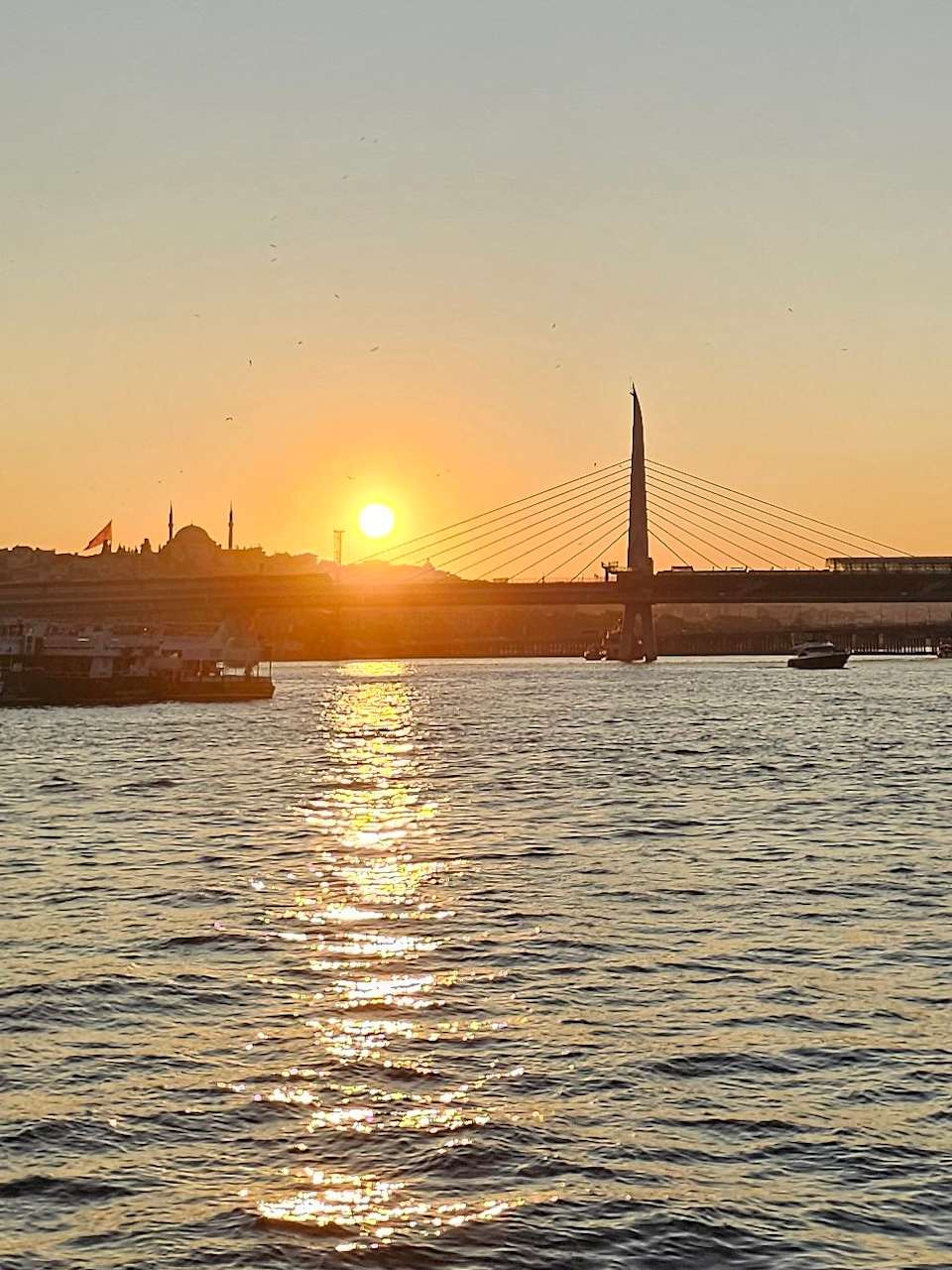 Blick von Galata Brücke auf Sonnenuntergang am Bosporus