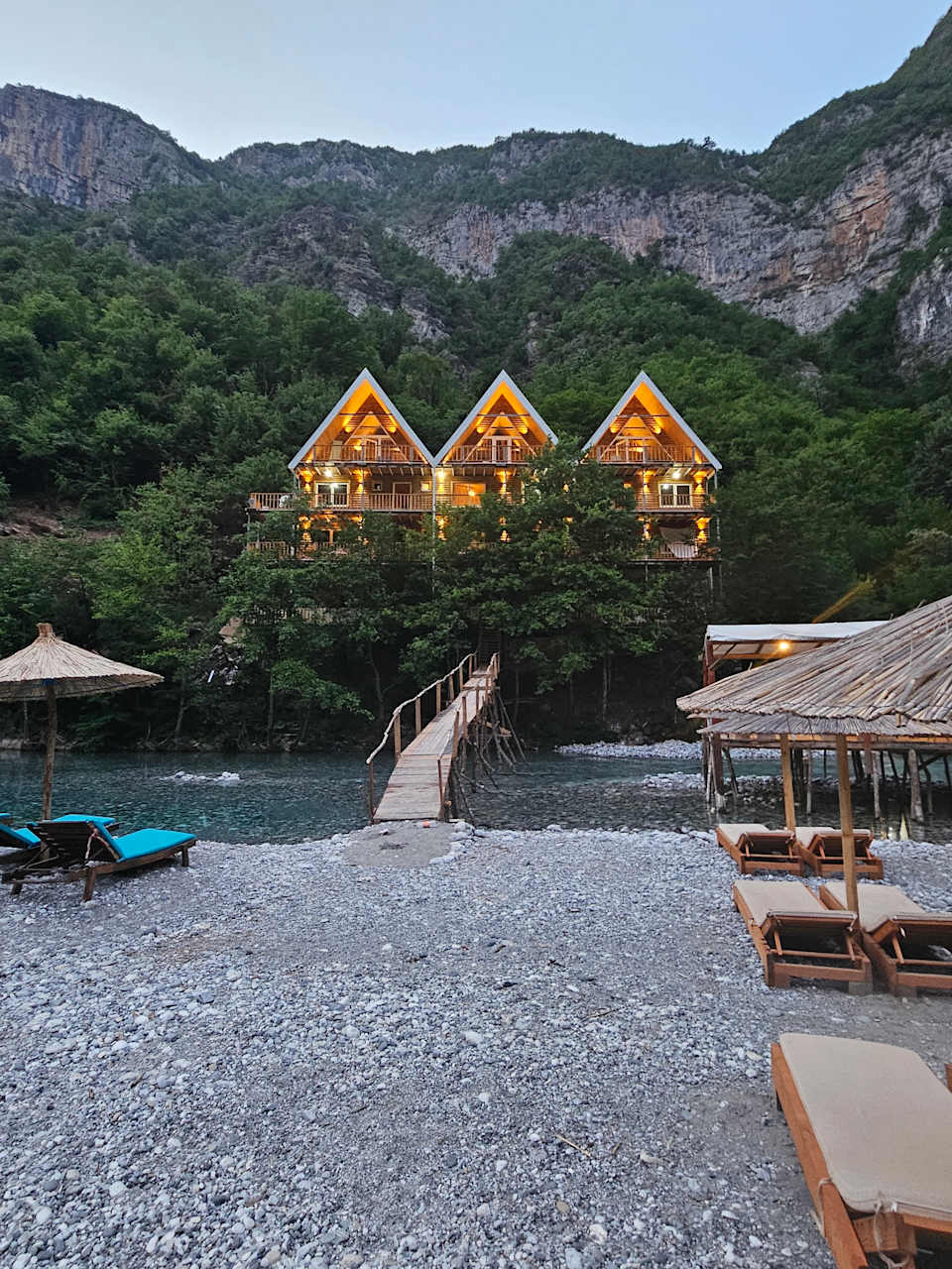 Häuser am Shala River, Albanien