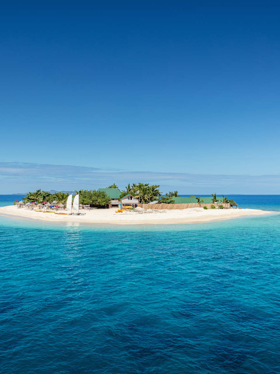 Eine kleine einsame Insel im Meer