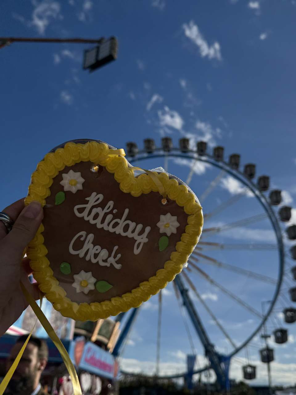 Lebkuchen Herz mit HolidayCheck Aufschrift im Hintergrund  das Riesenrad, Oktoberfest, München