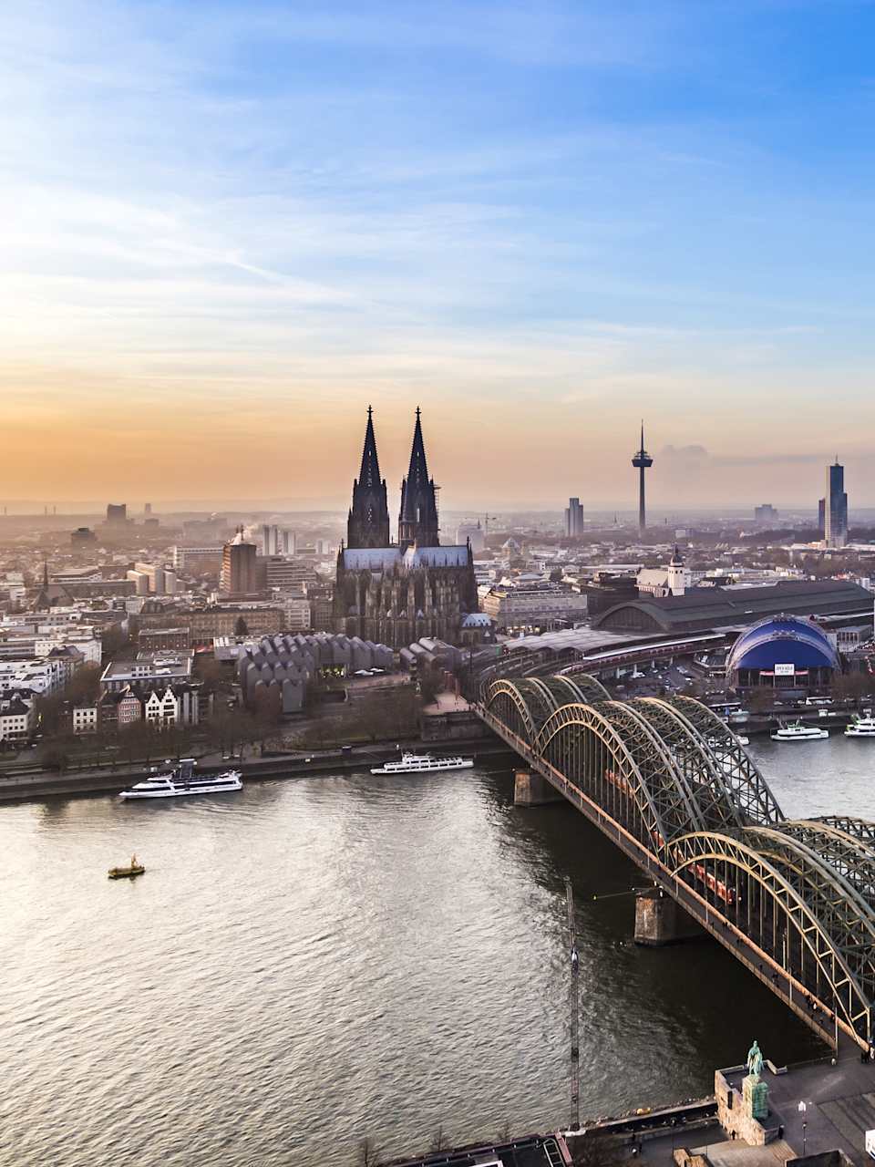 Luftaufnahme von Köln im Sonnenuntergang