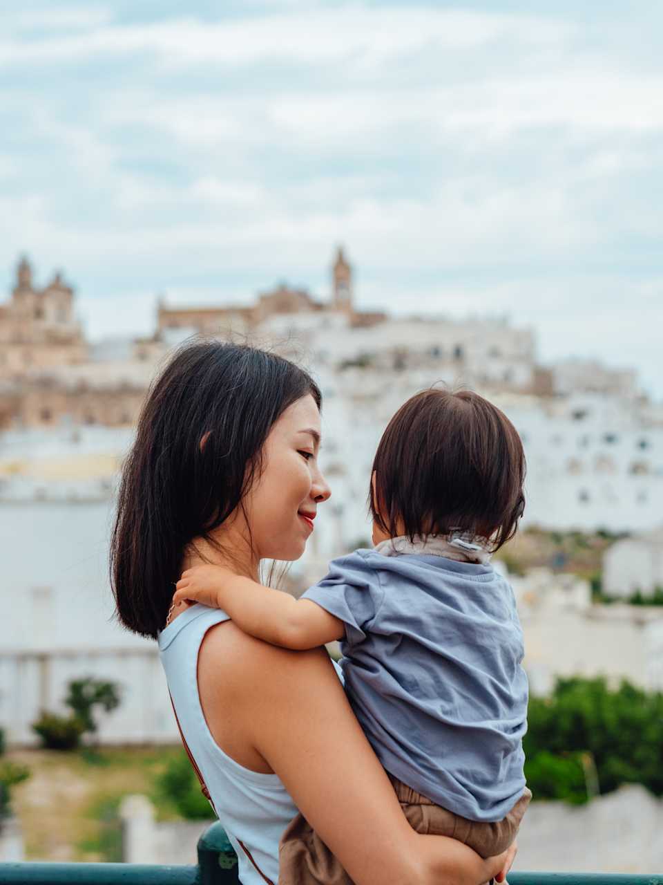 Mutter und Kind in Ostuni, Apulien, Italien
