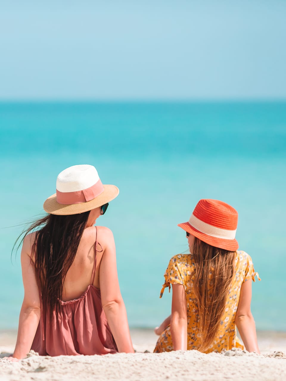 Frau mit Tochter am Strand, Apulien, Italien