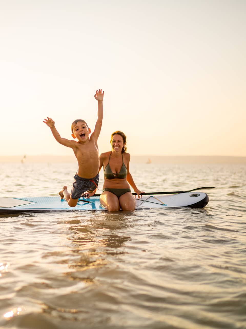 Frau mit Sohn im See