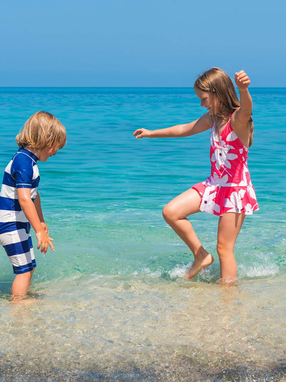 Kinder haben Spaß am Stran Tropea, Kalabrien, Italien