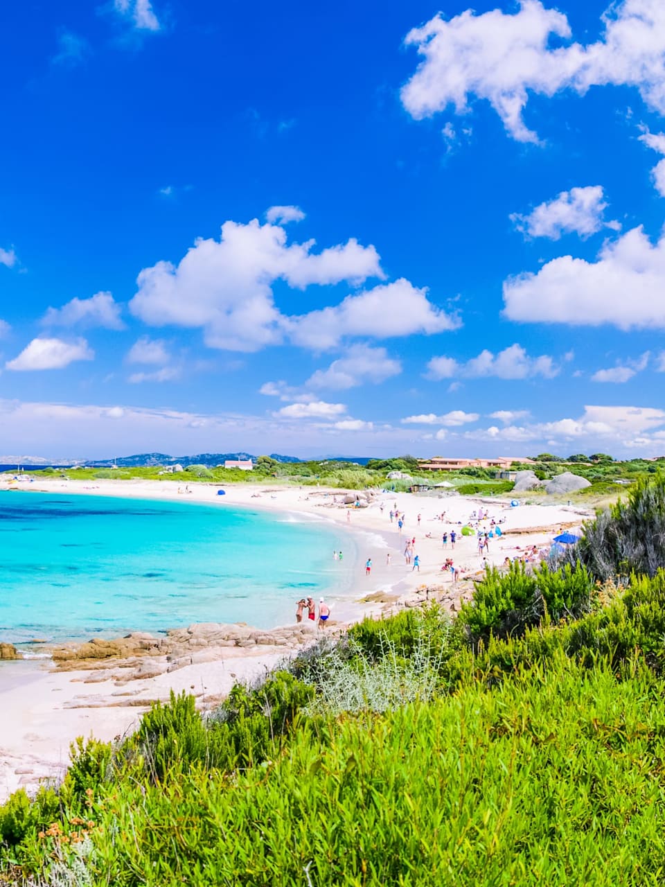 Ein heller Strand mit klarem Wasser