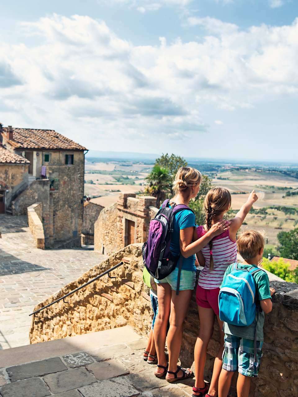 Familie in einer kleinen Stadt in der Toskana, Italien
