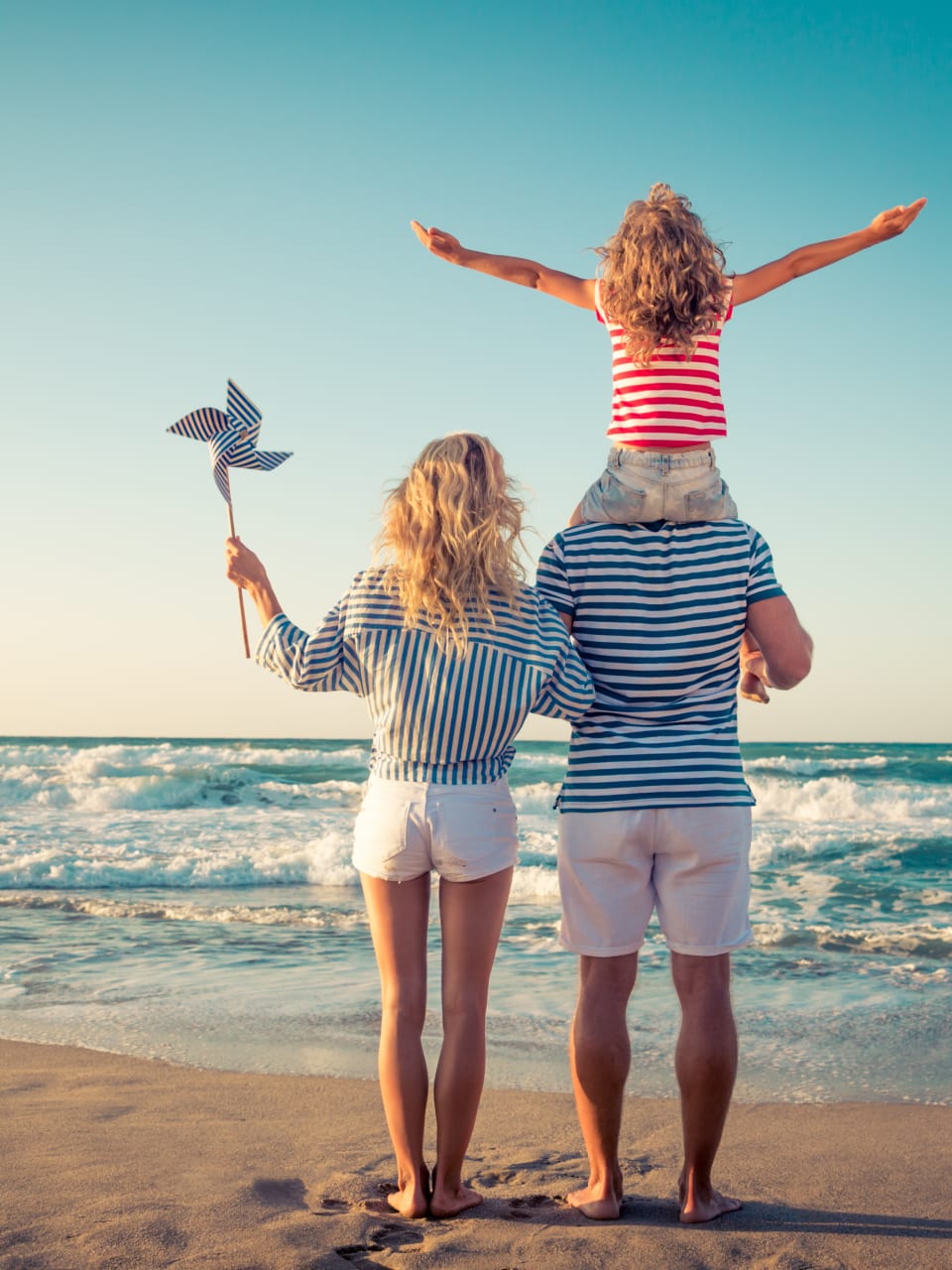 Familie am Strand im Urlaub
