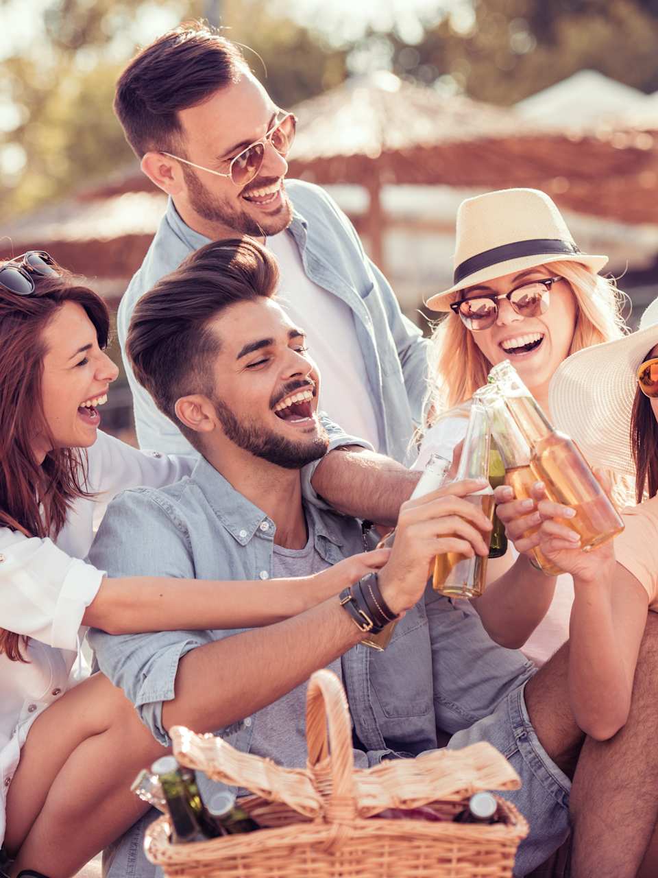 Freunde haben Spaß am Strand im Urlaub