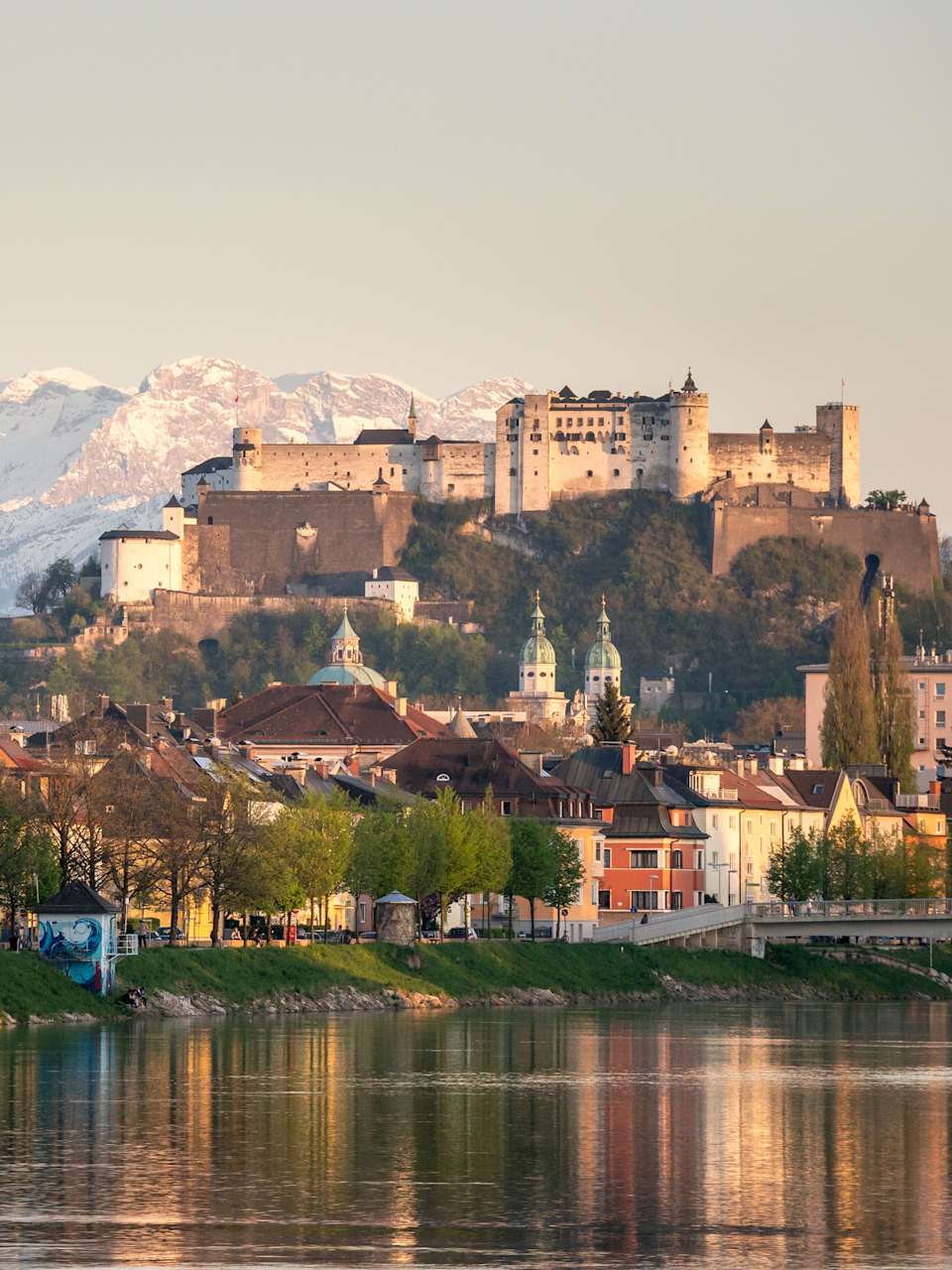 Blick auf Burg mit beschneiten Bergen im Hintergrund, Salzburg, Österreich
