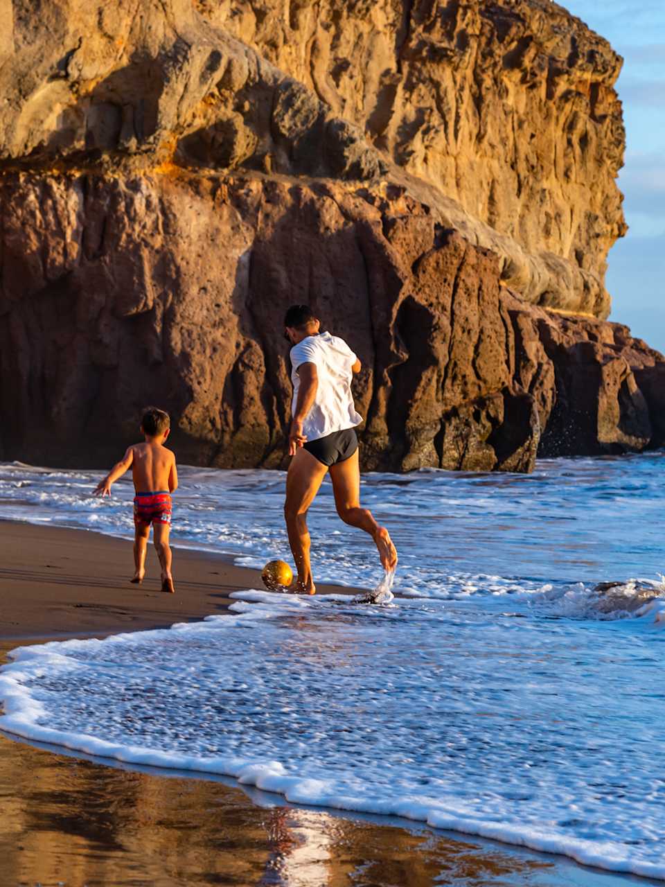 Mann mit Kind am Strand auf Gran Canaria, Spanien