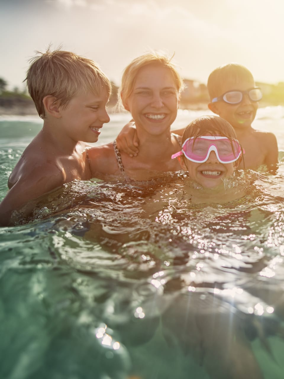 Familie im Meer auf Mallorca, Spanien